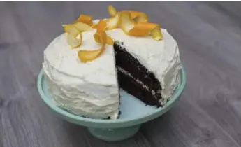  ?? RICK MADONIK PHOTOS/TORONTO STAR ?? Hummingbir­d High’s orange chocolate cake with salted cream cheese icing.