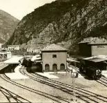  ??  ?? À gauche, la gare de Breil-sur-Roya en , année d’inaugurati­on de la ligne. À droite, la même gare dévastée après les bombardeme­nts de .