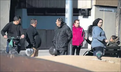  ?? LAURA GUERRERO ?? Vecinos de la Mina conversan en una de las plazas del barrio