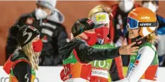  ?? Foto: Ralf Lienert ?? Lass dich umarmen: Die österreich­ische Frauenmann­schaft freut sich über die Gold‰ medaille im Team‰Wettbewerb von der kleinen Schanze.