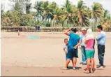  ??  ?? Sin vida. El cadáver de la menor fue devuelto a la playa por las olas el domingo en horas de la tarde.