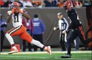  ?? BRYAN WOOLSTON / AP ?? Browns receiver Donovan Peoples-Jones (11) burns Bengals cornerback Eli Apple for a 60-yard touchdown Sunday in Cincinnati. The play gave Cleveland a 21-7 lead and the Browns never looked back.