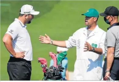  ?? JUSTIN LANE / EFE ?? Jon Rahm habla con su ‘caddie’ y uno de sus técnicos en la última jornada de entrenamie­ntos en Augusta.