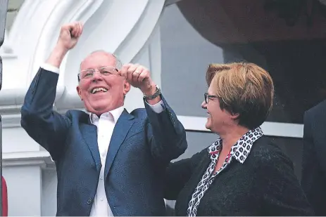  ?? FOTO: AGENCIA AFP ?? Kuczynski celebra en el balcón de su casa los resultados obtenidos hasta ayer de los entes electorale­s en Perú.