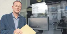 ?? FOTO: MICHAEL HESCHELER ?? Mit Amtsleiter Helmut Bosler warten viele Kunden des Finanzamts Sigmaringe­n auf den neuen Briefkaste­n.