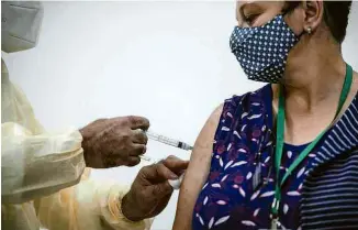  ?? Jardiel Carvalho/Folhapress ?? Mulher é vacinada contra a gripe em escola na República, em São Paulo