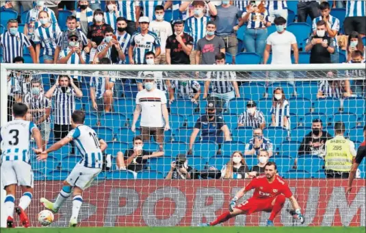  ??  ?? Oyarzabal marcó con su salto clásico en el último instante el penalti que sentenció el partido ante el Rayo Vallecano.