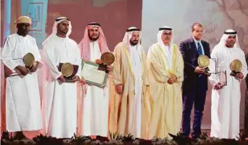  ?? WAM ?? Dr Shaikh Sultan along with the five personalit­ies — Dr Sa’ad Abdullah Al Swayan, Sulaiman Al Kabouri , Abdullah Al Ahbash, Mohammad Rajab Al Najjar and Rabie Anbar Al Oraimi — he honoured at the Sharjah Internatio­nal Narrator Forum at University City...