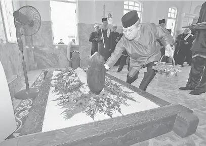  ?? — Gambar Bernama ?? MENCEMAR DULI: Sultan Ibrahim menabur bunga di atas makam Almarhumah Enche’ Besar sempena Hari Hol di Makam Diraja Bukit Mahmoodiah, Johor Bahru semalam.