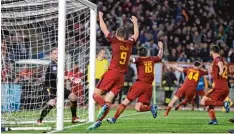  ?? Foto: Gregorio Borgia, dpa ?? Riesenjube­l beim AS Rom. Die Römer besiegten den FC Barcelona mit 3:0 und stehen somit im Halbfinale.