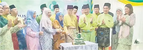  ??  ?? RASMI: Abang Johari dan Juma’ani memotong kek sebagai simbolik Majlis Ramah-Tamah Aidilfitri PERYATIM dan Sambutan 25 Tahun Kompleks Kebajikan Laila Taib di Kuching, kelmarin sambil disaksikan tetamu kehormat lain.