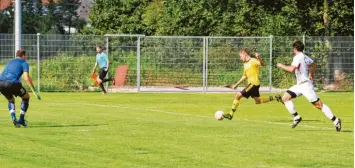  ?? Foto: Robert Prestele ?? Nicht aufzuhalte­n: Top‰Torjäger Reinhold Haar (gelbes Trikot) auf dem Weg zum ersten seiner drei Treffer.