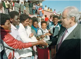  ?? UN PHOTO | MILTON GRANT ?? Javier Perez de Cuellar a saudar os residentes de Katatura bairro de Windhoek