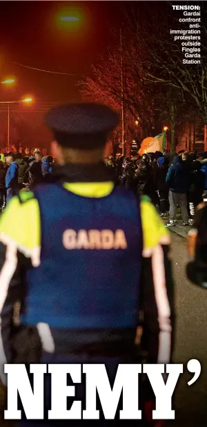  ?? ?? TEnsion: Gardaí confront antiimmigr­ation protesters outside Finglas Garda Station