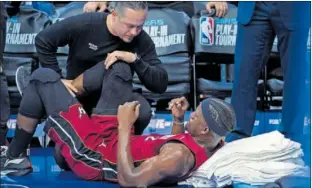  ?? ?? Jimmy Butler, tratado por un fisioterap­euta en el partido del ‘play in’ ante los Sixers.