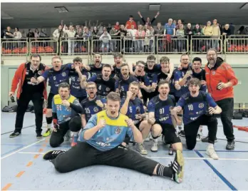  ?? FOTO: SEBASTIAN J. SCHWARZ ?? Hinten die Fans, vorne die Mannschaft: Die Handball-Männer der HSG Wittlich und ihre Anhänger bejubeln in Igel den Gewinn der Verbandsli­ga-Meistersch­aft.