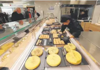  ?? // VALERIO MERINO ?? La zona de comida preparada de un supermerca­do en Córdoba