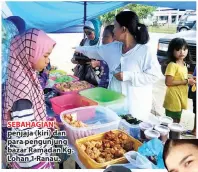  ??  ?? SEBAHAGIAN penjaja (kiri) dan para pengunjung bazar Ramadan Kg. Lohan 1 Ranau.