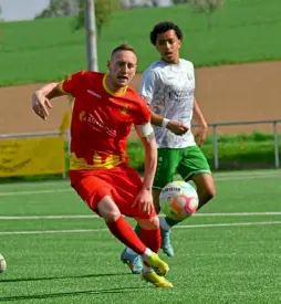  ?? Foto: Aaron Reineke ?? Der FC Nieheim empfängt an diesem Sonntag den SC Peckeloh in Eversen. Dort wollen Tobias Puhl und Co. Punkte für den Klassenerh­alt sammeln.