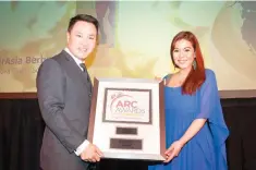  ??  ?? AirAsia’s Elina (right) receives the Gold Award under the ‘Grand Award - Best of Asia Pacific’ at The Plaza Hotel in New York, US. AirAsia’s 2015 annual report themed ‘Discover More with AirAsia’ won the prestigiou­s Gold Award under the ‘Grand Award -...