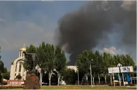  ?? FOTO: ALEXEI ALEXANDROV/TT ?? Rök från artilleria­ngripen byggnad i Donetsk i fredags.