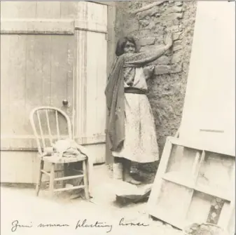  ?? NEGATIVE NO. 004926 COURTESY PALACE OF THE GOVERNORS PHOTO ARCHIVES (NMHM/DCA) ?? Zuni woman plastering house, circa 1903