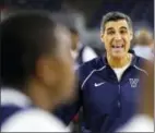  ?? DAVID J. PHILLIP — THE ASSOCIATED PRESS ?? Villanova head coach Jay Wright watches a drill during a practice session Friday at NRG Stadium in in Houston.