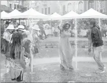  ?? XCA ?? En la plaza, ciudadanos aprovechar­on para jugar Carnaval. /