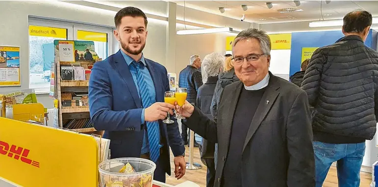  ?? Fotos: Winfried Rein ?? Pfarrer Steffen Schiller (rechts) stieß mit Filialvert­reter Armend Dragidella auf den Betriebsst­art an.