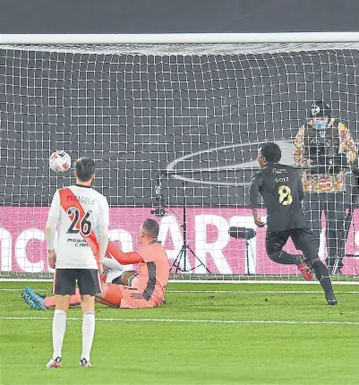  ?? Mauro alfieri ?? Yeiler Goez define cruzado y anota el segundo gol de Colón ante river