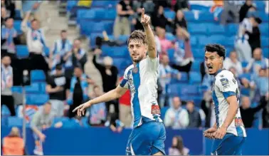  ?? ?? Jofre celebra su gol en la victoria ante el Albacete ante la mirada de Omar.