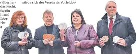  ?? FOTO: VEREIN ?? Vereinsmit­glieder mit Bierdeckel­n (von links): Elke Braun, Dr. Günther Neumann, Dr. Birgit Beisheim und Torsten Steinke.