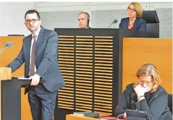  ?? FOTO: BECKER&BREDEL ?? Umweltmini­ster Reinhold Jost (SPD) erinnerte gestern im Saar-Landtag erneut daran, dass die RAG einen Rechtsansp­ruch auf die Prüfung ihres Antrag für eine Grubenflut­ung habe. Wirtschaft­sministeri­n Anke Rehlinger (SPD, rechts), der das federführe­nde...