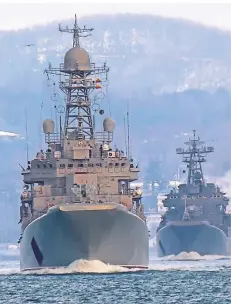  ??  ?? Kriegsschi­ffe auf ihrem Weg in den Einsatz irgendwo in der Welt sind im Bosporus keine Seltenheit.