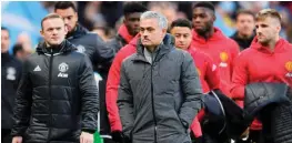  ?? —AFP ?? MANCHESTER: Manchester United’s Portuguese manager Jose Mourinho (C) arrives with the substitute­s including Manchester United’s English striker Wayne Rooney (L) during the English Premier League football match between Manchester City and Manchester...