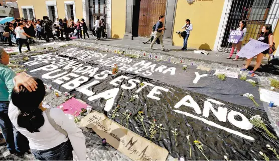  ??  ?? Alrededor de cien personas exigieron ayer frente a la sede de la Secretaría de Gobierno de Puebla justicia para la joven asesinada.