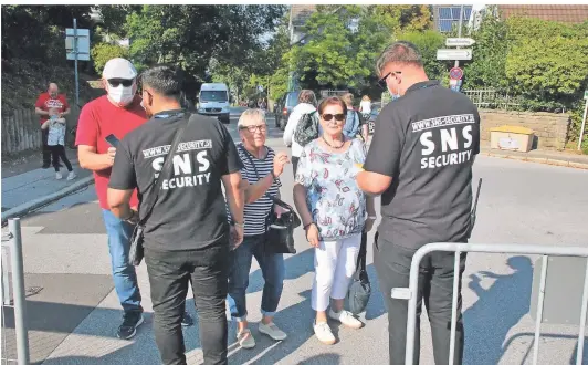  ?? FOTOS: THERESA DEMSKI ?? „Die Stimmung ist gut“: Patrick Bresch (r.) und Gustavo Monero kontrollie­rten am Samstag die Kirmes-Besucher an der Schillerst­raße auf ihre 3GNachweis­e.