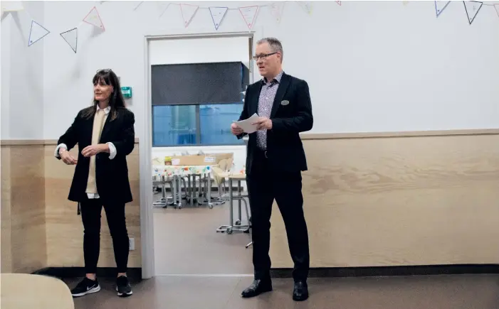  ?? BILD: ANDERS ERIKSSON ?? Biträdande rektor Malin Kruse och rektor Rikard Krus vid Solängssko­lans officiella invigning förrförra torsdagen.