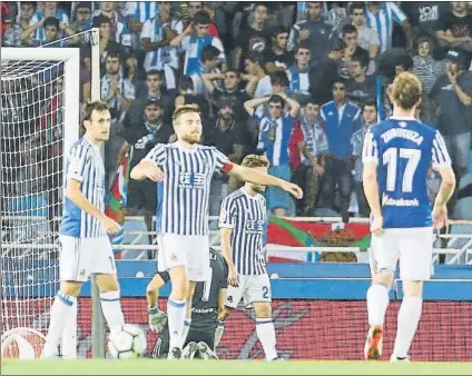  ?? FOTO: UNCITI ?? Pardo, Illarramen­di, Kevin y Zurutuza lamentan el tercer gol que el Valencia marcó a la Real en la pasada jornada de Liga en Anoeta