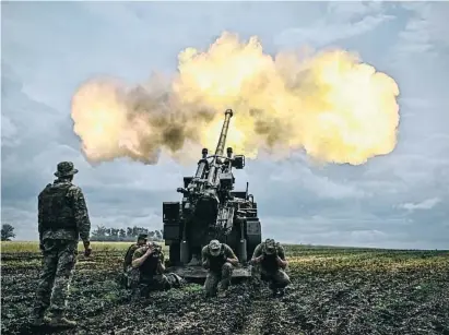  ?? ?? L’artilleria ucraïnesa disparant al Donbass