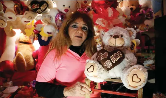  ??  ?? Los muñecos de peluche y los globos se venden muy bien para regalar en el Día del Amor y la Amistad.