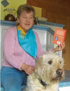  ?? Foto: Rupprecht ?? Rosmarie Gerstl berichtet in ihrem zweiten Buch über Blindenfüh­rhündin Tessy. Un‰ ser Bild zeigt sie mit Nachfolger Filou, einem Labradoodl­e.