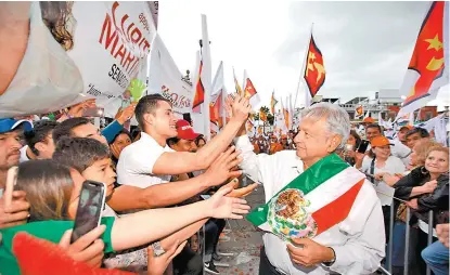  ??  ?? El candidato de Juntos Haremos Historia saluda a simpatizan­tes en Durango.