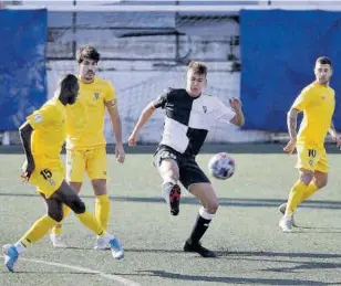  ?? VALENTÍ ENRICH ?? El local Eric Bezis disputa un balón con Diaby en presencia de Romero y Josu //