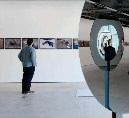  ?? FOTO: EMMA / ARI KARTTUNEN ?? Olafur Eliassons verk Pentagonal mirror tunnel visas nu på Konstmusee­t EMMA.