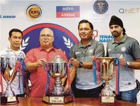  ?? PIC BY AIZUDDIN SAAD ?? (From left) THT’s Shahrun Nabil Abdullah, manager Saberi Salleh, UniKL assistant manager Saiful Azhar Mohd Afandi and Baljit Singh Charun Singh with the trophies.