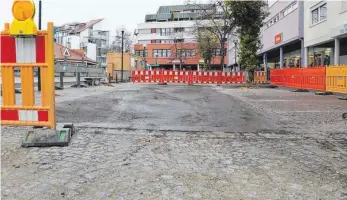  ?? FOTO: LARISSA SCHÜTZ ?? Das Gesicht der Straße hat sich verändert: In der Einbahnstr­aße Rudolf-Maschke-Platz gibt es kein Kopfsteinp­flaster mehr.