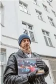  ?? Foto: Carstensen, dpa ?? „Viele sehen Bowie als Berliner Künst ler“: Stadtführe­r Philipp Stratmann vor den Hansa Studios.