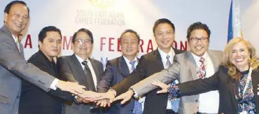  ?? JOEY MENDOZA ?? Officials of the Southeast Asian Games Federation executive committee join hands at the close of the two-day committee and council meeting for the 2019 SEA Games Manila. They are, from left, former POC president Celso Dayrit, Erick Thohir of indonesia,...