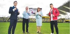  ?? Picture: ALIX SWEENEY ?? Jeff Horn and Tim Tszyu with Scott Stewart and Mayor Jenny Hill.